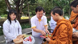 บุคลากร บัณฑิตวิทยาลัย มมร ร่วมกับสาธุชน ใส่บาตรเช้า กับพระภิกษุผู้เข้าปฏิบัติธรรม วันสุดท้ายก่อนปิด…