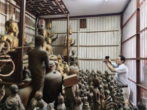 ภาพตัวอย่างวิธีการทำงานโดยลงพื้นที่สำรวจเก็บข้อมูลของหลักสูตรพุทธศิลป์ศึกษา ซึ่งถือเป็นกระบวนการสำคั…