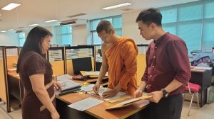 วันพุธที่ 30 เมษายน พ.ศ.2568 นางนวพร บุตรเพ็ง หัวหน้าฝ่ายอำนวยการสำนักงานคณบดีบัณฑิตวิทยาลัยวชิรญาวโ…