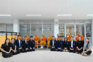 พระราชสุทธิวชิรเมธี, ผศ.ดร. บันทึกภาพร่วมกับคณะทำงาน ถวายการต้อนรับพระภิกษุผู้มีสิทธิ์สอบคัดเลือกเข้&hellip;