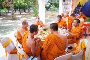 บัณฑิตวิทยาลัยวชิรญาณวโรรส ถวายภัตตาหารเพล พร้อมออกโรงทานกว่า ๓๐ ร้าน เนื่องในโอกาสครบรอบ ๓๘ ปี วันส&hellip;